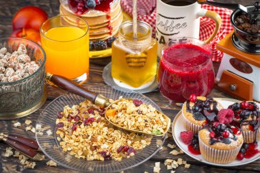 Eski bir arka planda sağlıklı bir kahvaltı