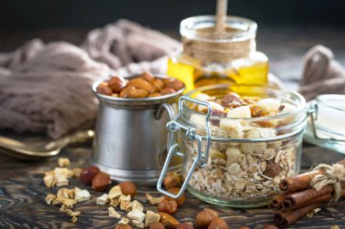 Eski bir arka planda sağlıklı bir kahvaltı