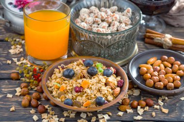 Eski bir arka planda sağlıklı bir kahvaltı