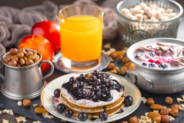 Eski bir arka planda sağlıklı bir kahvaltı