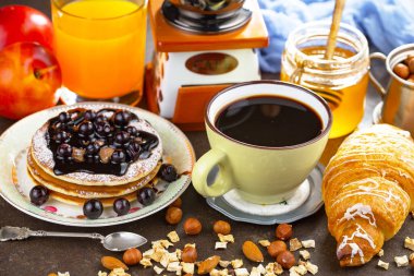 Eski bir arka planda sağlıklı bir kahvaltı