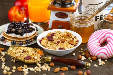 Eski bir arka planda sağlıklı bir kahvaltı