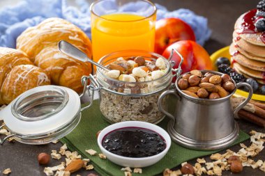 Arı balı kavanozda, çiçekli, eski arka planda..