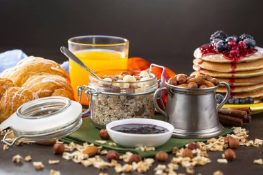 Arı balı kavanozda, çiçekli, eski arka planda..