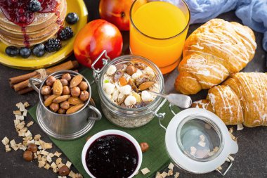 Arı balı kavanozda, çiçekli, eski arka planda..