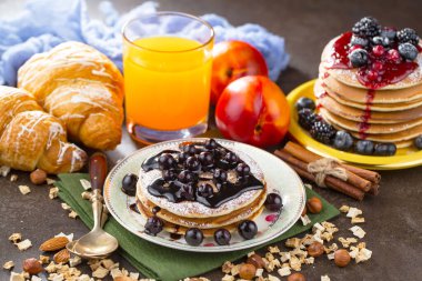 Arı balı kavanozda, çiçekli, eski arka planda..