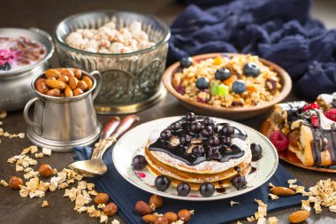 Arı balı kavanozda, çiçekli, eski arka planda..