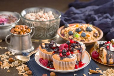 Arı balı kavanozda, çiçekli, eski arka planda..