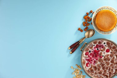 Arı balı kavanozda, çiçekli, eski arka planda..