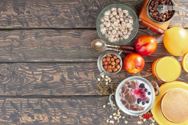 Arı balı kavanozda, çiçekli, eski arka planda..