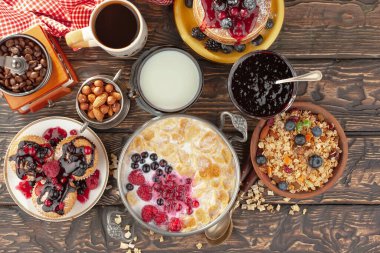 Arı balı kavanozda, çiçekli, eski arka planda..