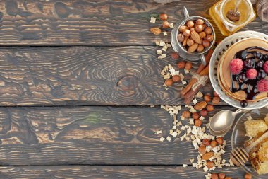 Arı balı kavanozda, çiçekli, eski arka planda..