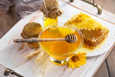 Arı balı kavanozda, çiçekli, eski arka planda..