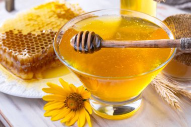 Arı balı kavanozda, çiçekli, eski arka planda..