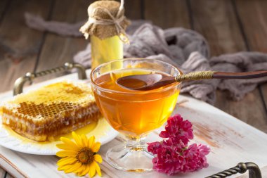 Arı balı kavanozda, çiçekli, eski arka planda..