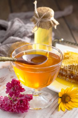 Arı balı kavanozda, çiçekli, eski arka planda..