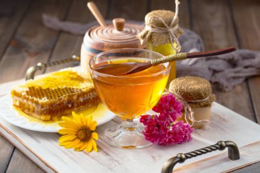 Arı balı kavanozda, çiçekli, eski arka planda..