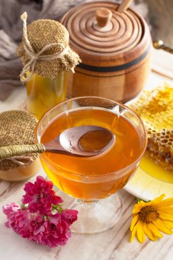 Arı balı kavanozda, çiçekli, eski arka planda..