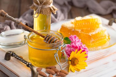 Arı balı kavanozda, çiçekli, eski arka planda..