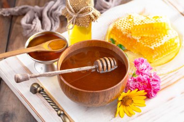 Arı balı kavanozda, çiçekli, eski arka planda..