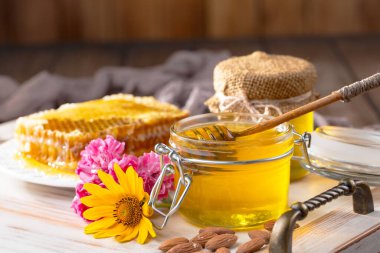 Arı balı kavanozda, çiçekli, eski arka planda..