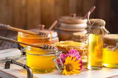 Arı balı kavanozda, çiçekli, eski arka planda..