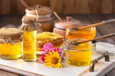 Arı balı kavanozda, çiçekli, eski arka planda..