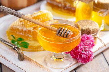 Arı balı kavanozda, çiçekli, eski arka planda..