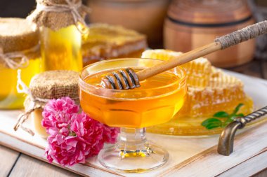 Arı balı kavanozda, çiçekli, eski arka planda..