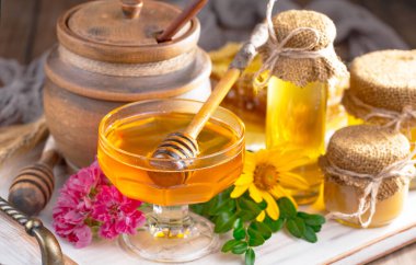 Arı balı kavanozda, çiçekli, eski arka planda..