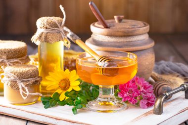 Arı balı kavanozda, çiçekli, eski arka planda..