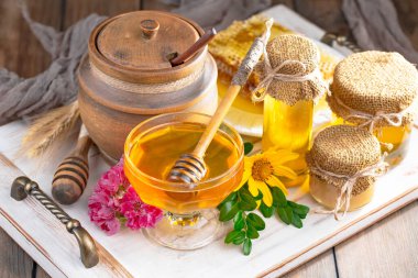 Arı balı kavanozda, çiçekli, eski arka planda..