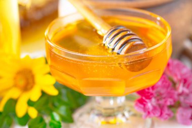 Arı balı kavanozda, çiçekli, eski arka planda..