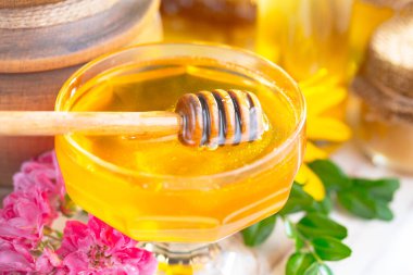 Arı balı kavanozda, çiçekli, eski arka planda..
