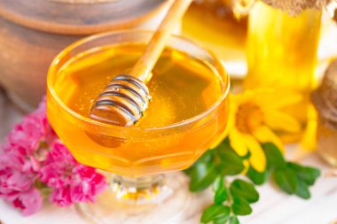 Arı balı kavanozda, çiçekli, eski arka planda..