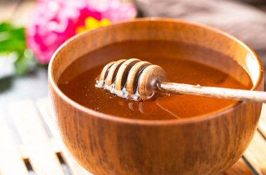 Arı balı kavanozda, çiçekli, eski arka planda..