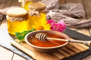 Arı balı kavanozda, çiçekli, eski arka planda..