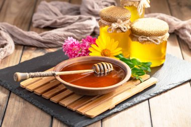 Arı balı kavanozda, çiçekli, eski arka planda..