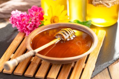 Arı balı kavanozda, çiçekli, eski arka planda..