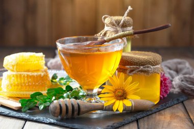 Arı balı kavanozda, çiçekli, eski arka planda..