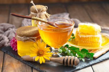 Arı balı kavanozda, çiçekli, eski arka planda..