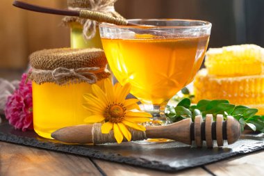 Arı balı kavanozda, çiçekli, eski arka planda..