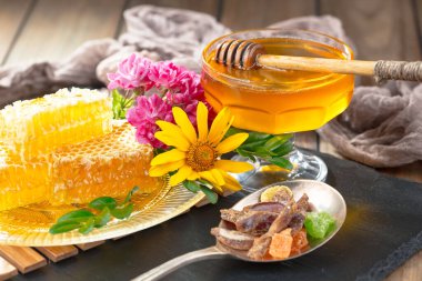 Arı balı kavanozda, çiçekli, eski arka planda..