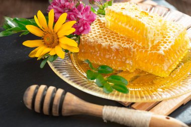 Bal, bastondan bal peteğine yavaşça akar..