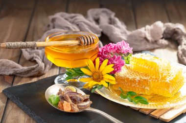 Bal, bastondan bal peteğine yavaşça akar..