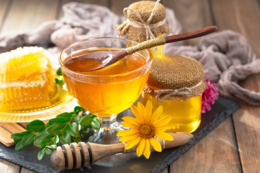 Bal, bastondan bal peteğine yavaşça akar..