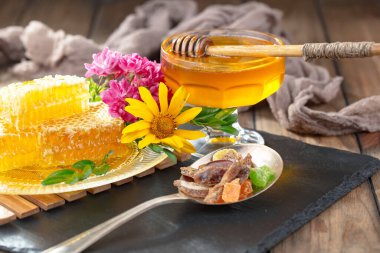 Bal, bastondan bal peteğine yavaşça akar..