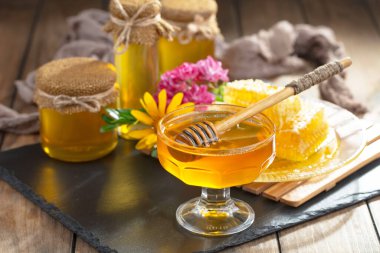 Bal, bastondan bal peteğine yavaşça akar..