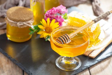 Bal, bastondan bal peteğine yavaşça akar..