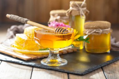 Bal, bastondan bal peteğine yavaşça akar..